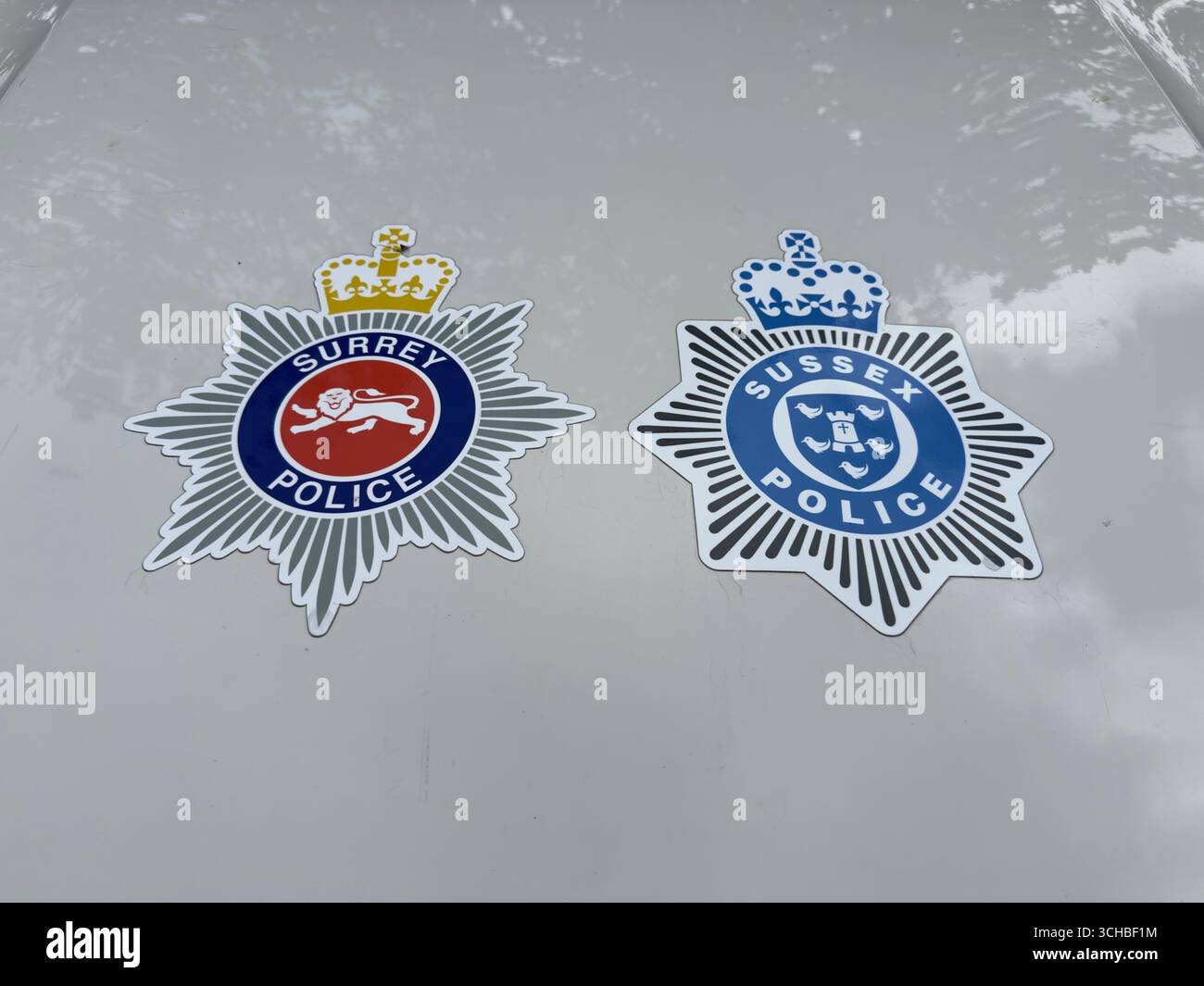 Logo della polizia del Surrey Sussex - Immagine stock catturata con smartphone