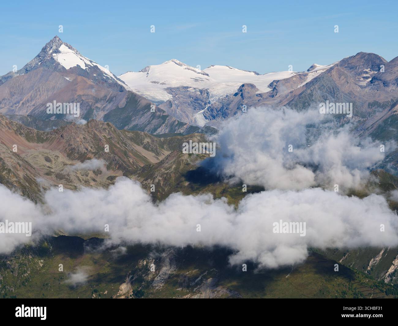 VISTA AEREA. Grossglockner (picco più a sinistra) vista da sud-est. È la vetta più alta dell'Austria (3798 m) e il ghiacciaio Pasterze (il più lungo dell'Austria). Foto Stock