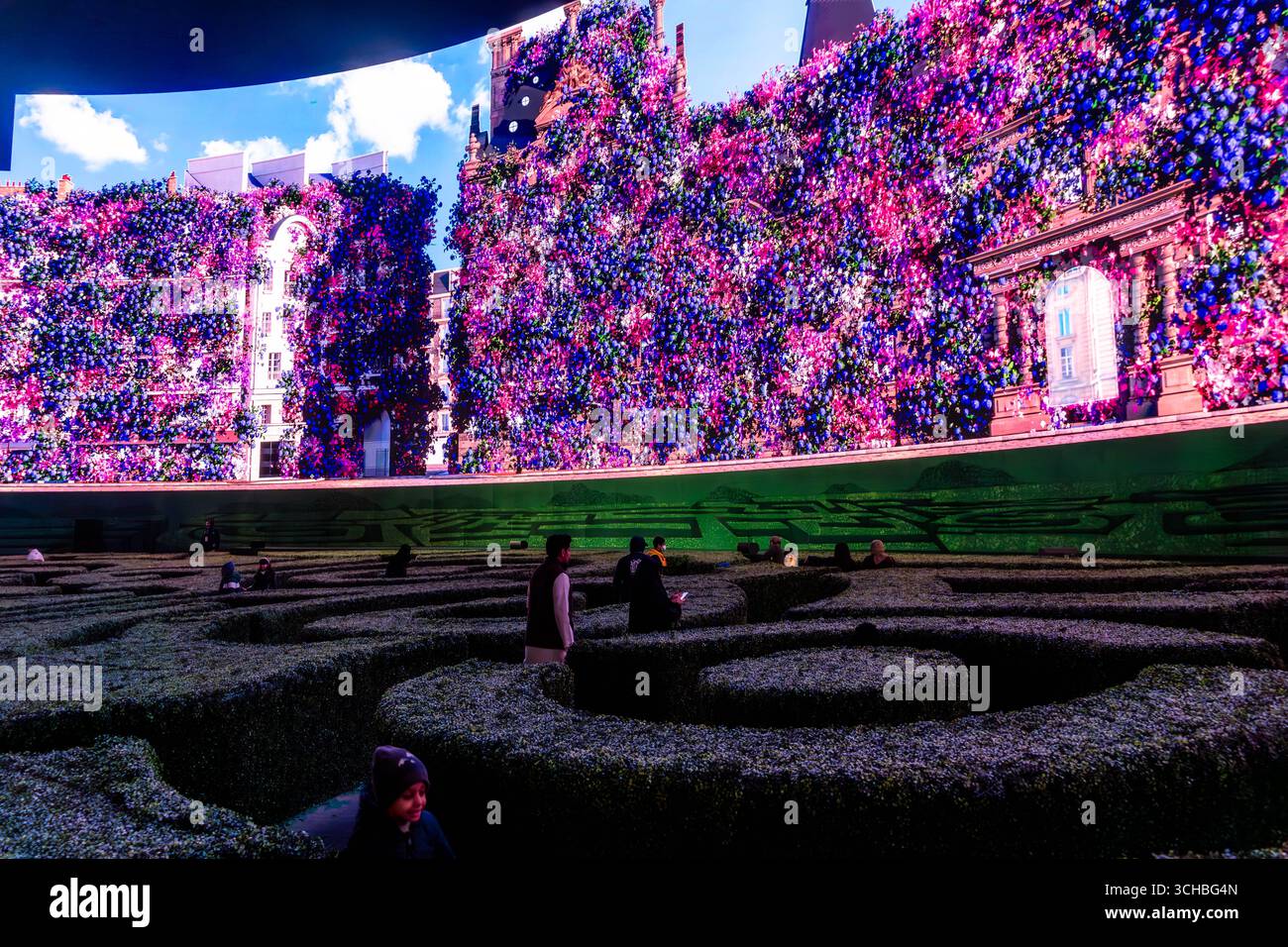 Immersiva facciata a LED floreale con labirinto di siepi nella zona di Parigi, nel parco divertimenti Boulevard World, a Riyadh, Arabia Saudita Foto Stock