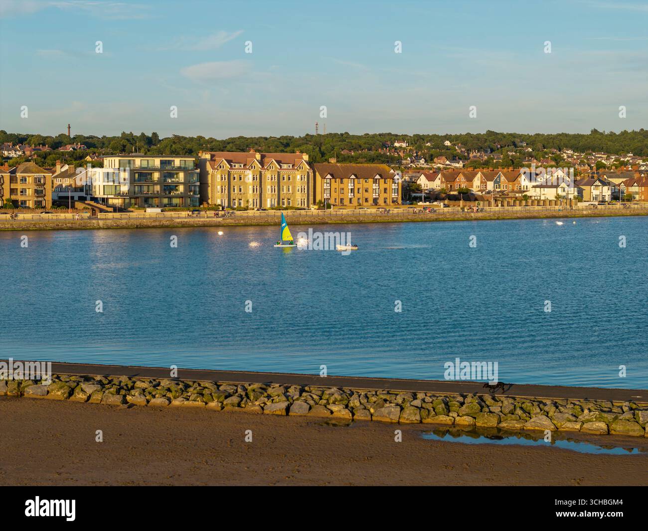 WIRRAL, MERSEYSIDE, INGHILTERRA - 09 LUGLIO 2025: West Kirby Marine Lake a Wirral, Inghilterra Foto Stock