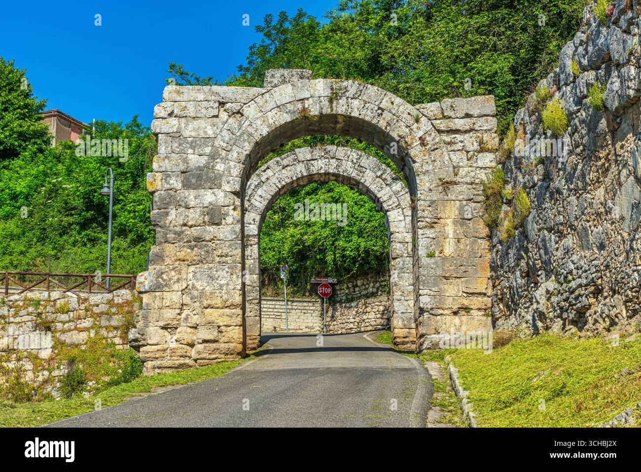 Porta Casamari, una delle porte del sistema difensivo delle mura della città pre-romana di Ferentino. Si tratta di una porta SCEA o porta Sinistra. Lazio Foto Stock