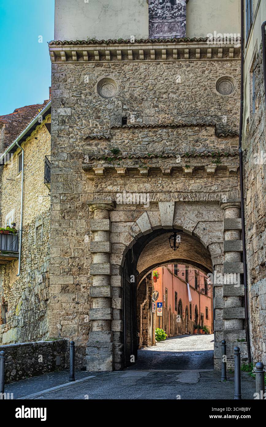 Porta Montana a Ferentino è una porta a doppio arco situata nel settore occidentale delle mura esterne della città. Ferentino, provincia di Frosinone, Lazio, Ita Foto Stock