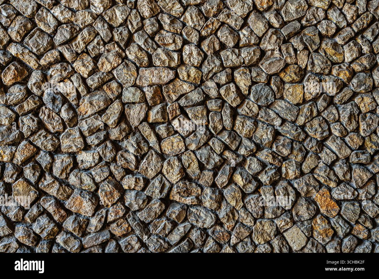 Parete in pietra con una struttura astratta di roccia naturale. Fondo in muratura rustico con pietre irregolari e ruvide. Ferentino, provincia di Frosinone, Lazio, Italia, Foto Stock