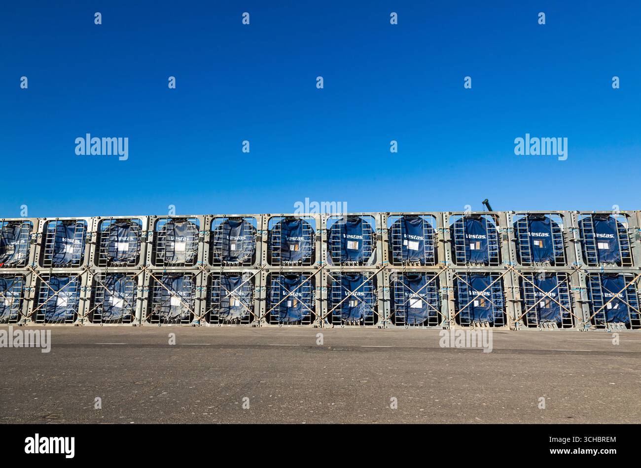Motril, Spagna - 09.27.2022: Stoccaggio a terra di pale Vestas per turbine eoliche. Immagazzinamento di parti di turbine eoliche Vestas. Foto Stock
