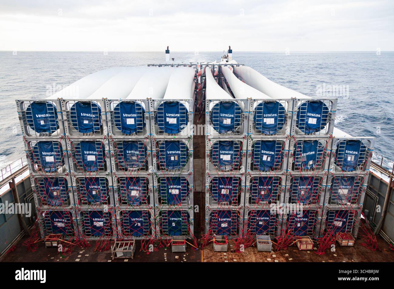 Oceano Atlantico - 10.09.2022 - trasporto di pale per turbine eoliche Vestas attraverso l'oceano su una nave da carico. Foto Stock