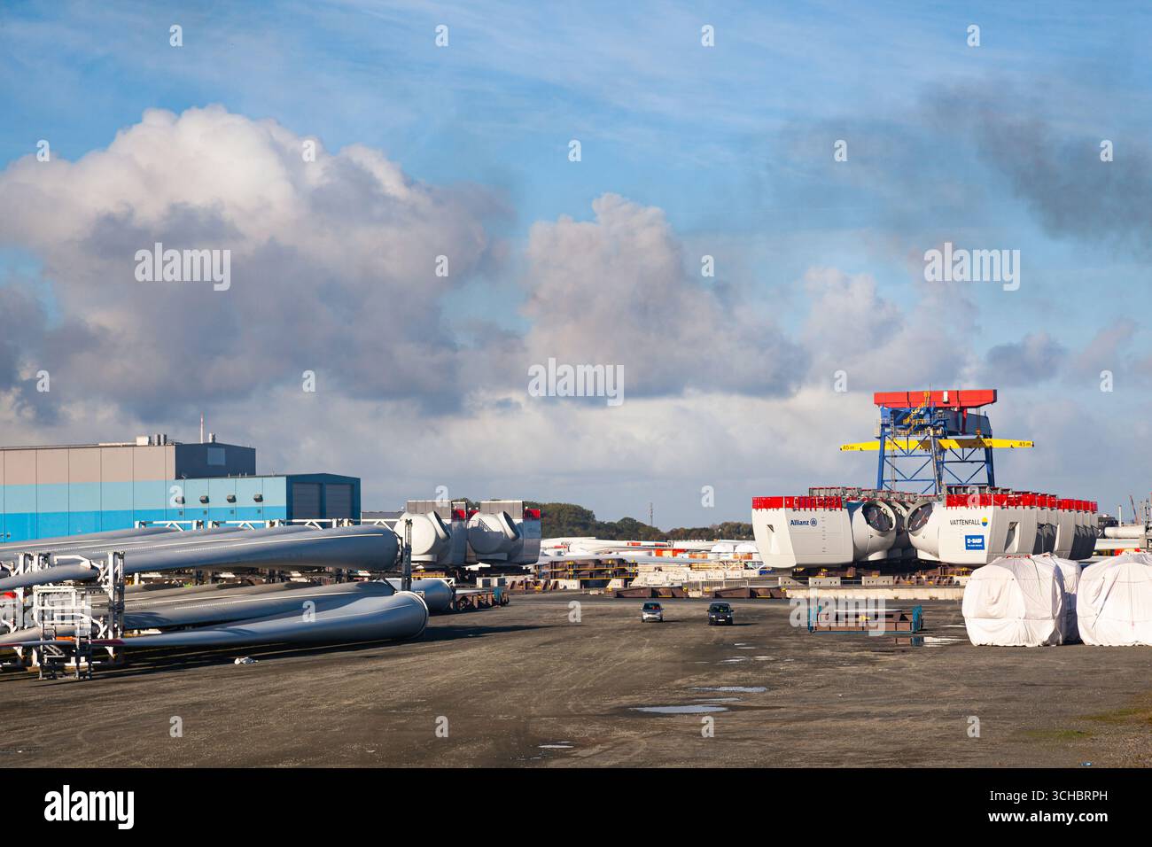 Cuxhaven, Germania - 11.21.2022: Stoccaggio a terra delle pale Vestas per turbine eoliche. Deposito di parti di turbine eoliche. Foto Stock