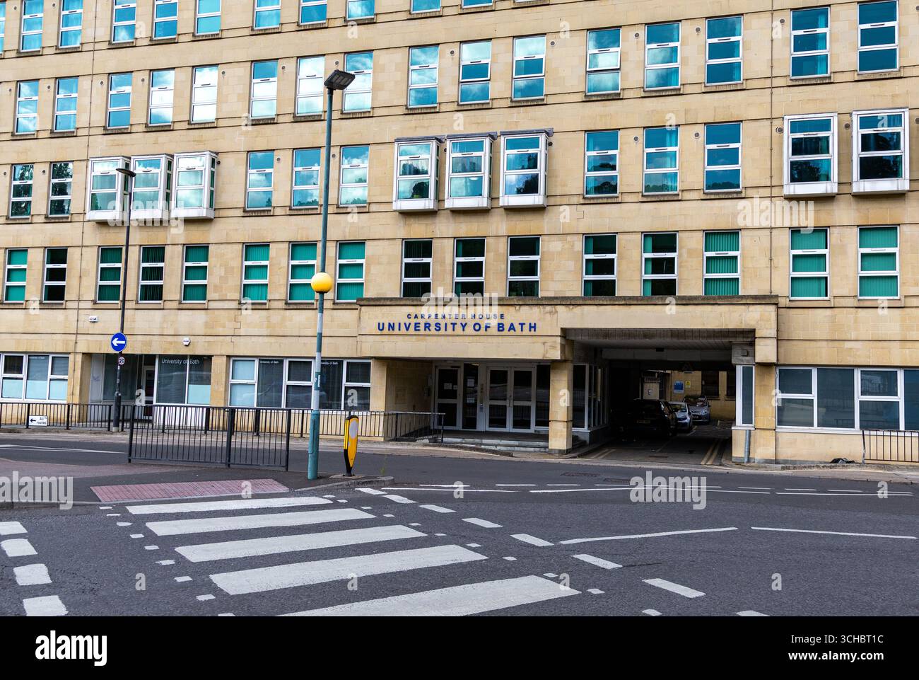 Facciata dell'edificio Carpenter House dell'Università di Bath con finestre multiple e un passaggio pedonale in primo piano Foto Stock