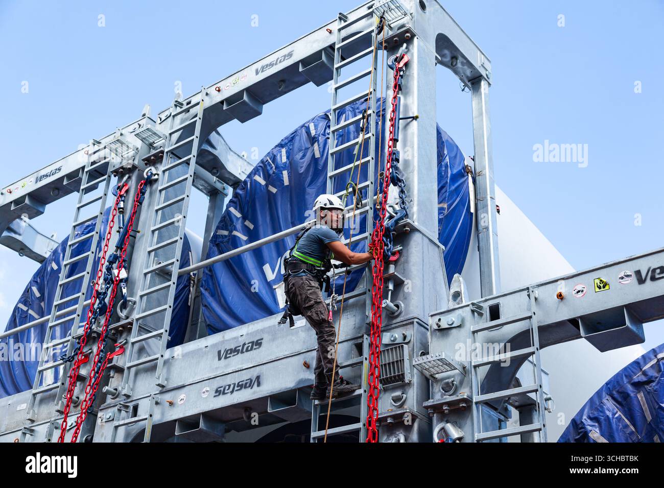 Constanta, Romania - 08.03.2022 - carico e messa in sicurezza nel porto marittimo della Romania con le pale dei mulini a vento Vestas su una nave da carico. Foto Stock
