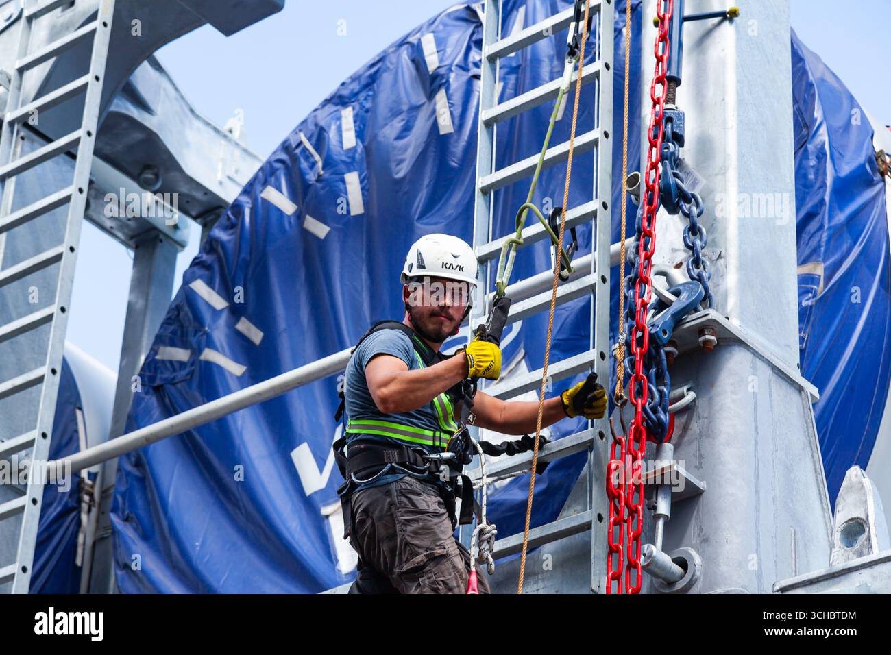 Constanta, Romania - 08.03.2022 - carico e messa in sicurezza nel porto marittimo della Romania con le pale dei mulini a vento Vestas su una nave da carico. Foto Stock