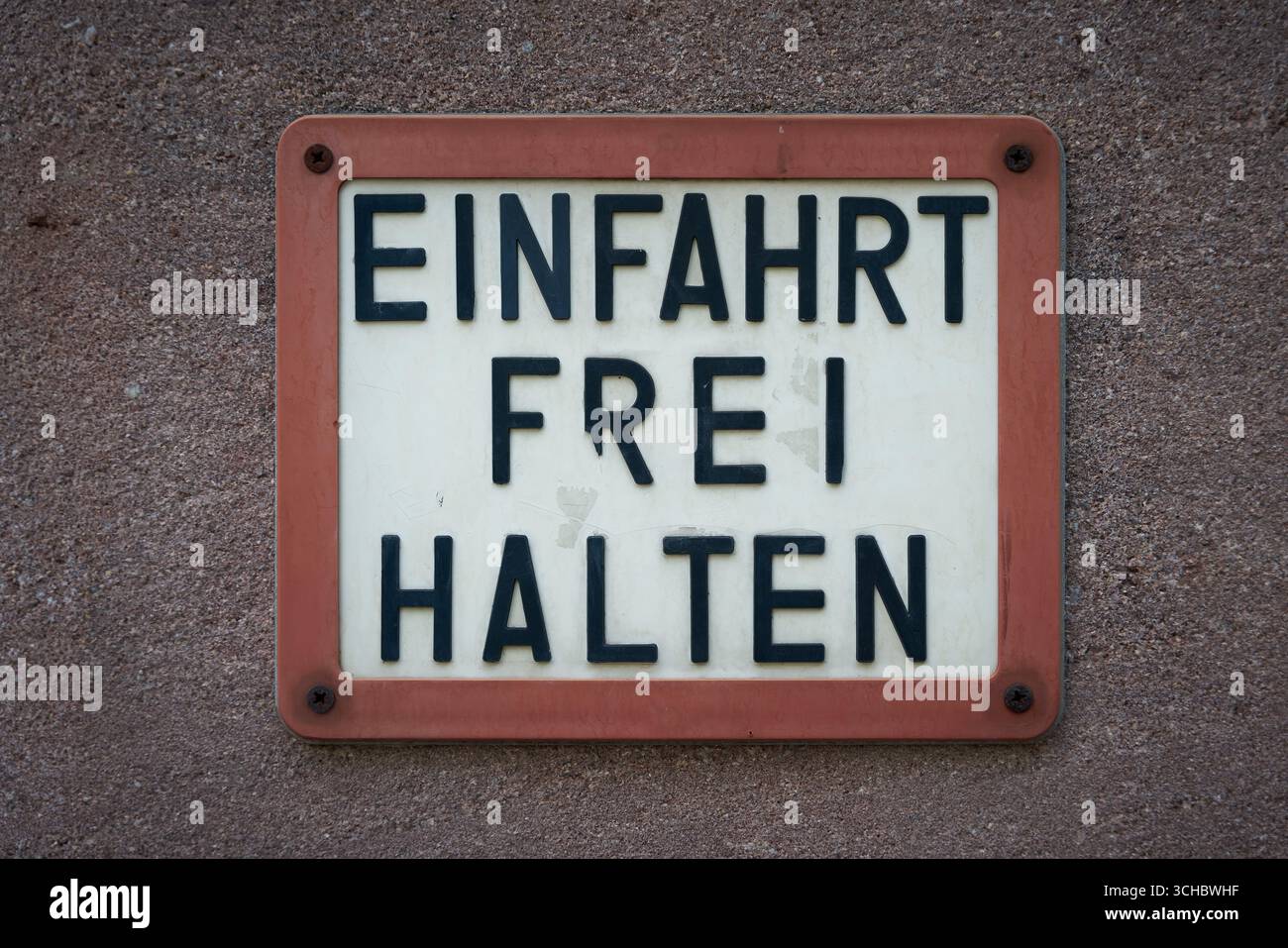 Firma su un muro di casa con l'iscrizione tedesca Einfahrt freihalten. Traduzione: Mantenere il vialetto libero Foto Stock