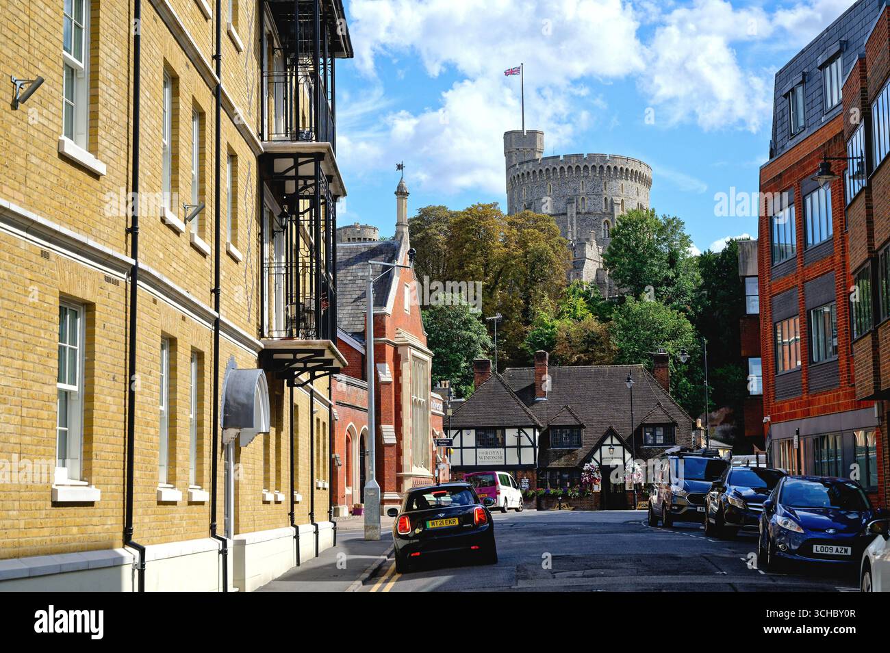 La Round Tower al Castello di Windsor, vista dalla strada del cortile in un giorno di sole estati Berkshire Inghilterra Regno Unito Foto Stock