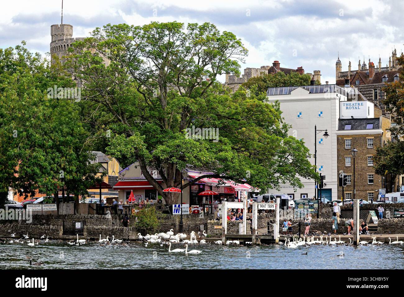 L'affollato lungofiume di Windsor in una soleggiata giornata estiva Berkshire Inghilterra Gran Bretagna Foto Stock