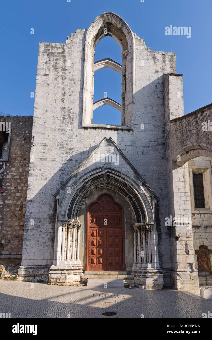 La porta ad arco e i resti scheletrici del Museo Archeologico Carmo fanno da cornice a una vista suggestiva del cielo, catturando la drammatica bellezza di questo suo Foto Stock