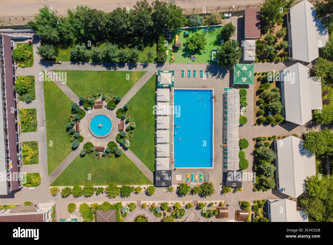 2 luglio 2025, Konaev, Kazakistan: Vista aerea di un bellissimo resort con piscina, giardino verde e vari servizi Foto Stock