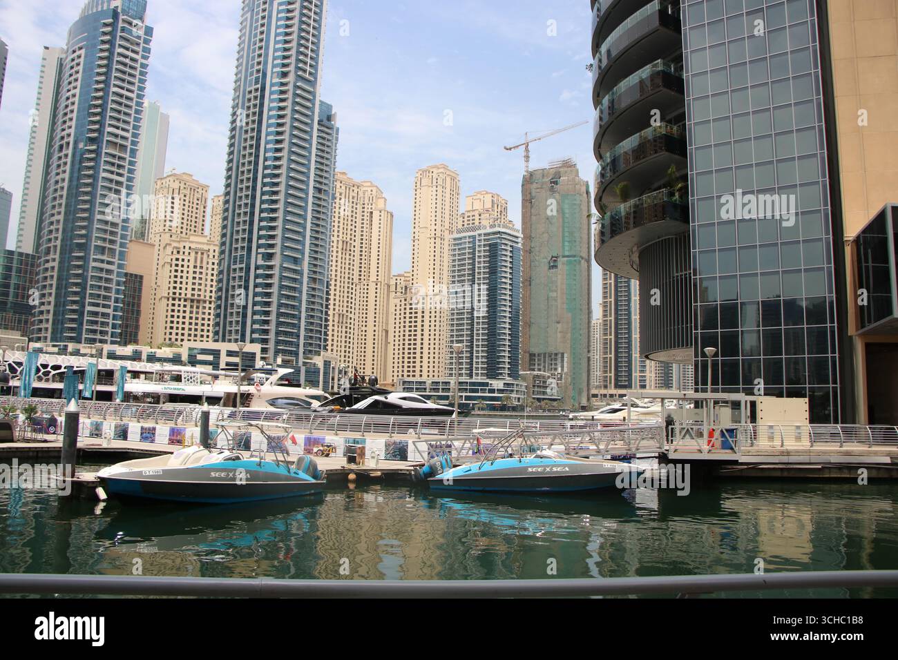 Jumeirah Lake Towers Dubai Emirati Arabi Uniti Dubai Marina Skyscraper architettura moderna skyline urbano lungomare stile di vita di lusso Jumeirah Lake Towers paesaggio urbano Foto Stock