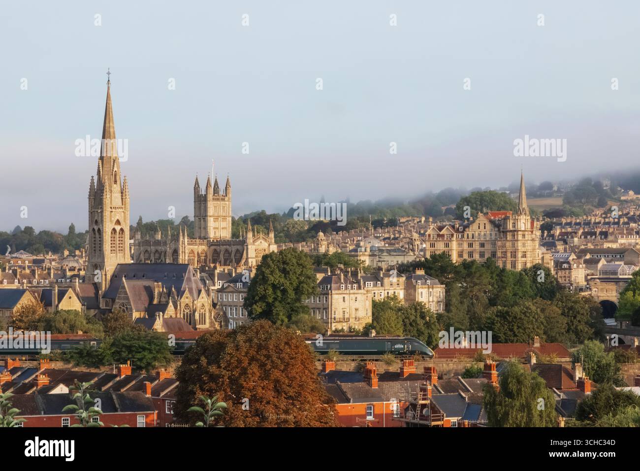 Inghilterra, Somerset, Bath, vista panoramica della città con treno Foto Stock