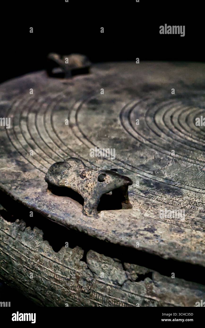 Dettaglio di un vecchio tamburo in bronzo Foto Stock