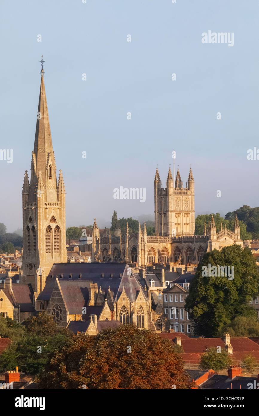 Inghilterra, Somerset, Bath, Vista panoramica dell'Abbazia di Bath e della Chiesa di San Giovanni Evangelista Foto Stock