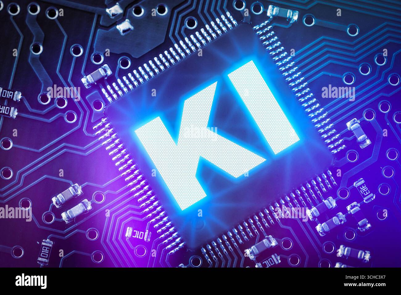 Baviera, Germania - 1 settembre 2025: FOTOMONTAGGIO, chip luminoso per computer con la grande iscrizione: AI, su circuito stampato. Foto simbolica per intelligenza artificiale, tecnologia digitale, algoritmi e moderna tecnologia informatica *** FOTOMONTAGE, Leuchtender Computerchip mit der großen Aufschrift: KI, auf Leiterplatte. Symbolfoto für künstliche Intelligenz, digitale Technik, Algorithmen und moderne Computertechnologie Foto Stock