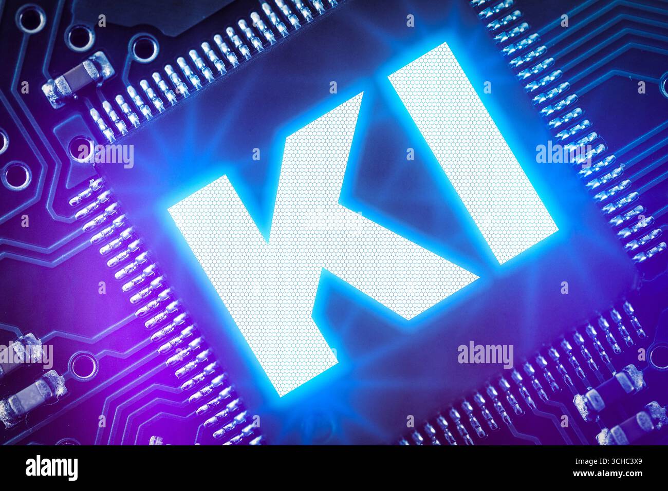 Baviera, Germania - 1 settembre 2025: FOTOMONTAGGIO, chip luminoso per computer con la grande iscrizione: AI, su circuito stampato. Foto simbolica per intelligenza artificiale, tecnologia digitale, algoritmi e moderna tecnologia informatica *** FOTOMONTAGE, Leuchtender Computerchip mit der großen Aufschrift: KI, auf Leiterplatte. Symbolfoto für künstliche Intelligenz, digitale Technik, Algorithmen und moderne Computertechnologie Foto Stock