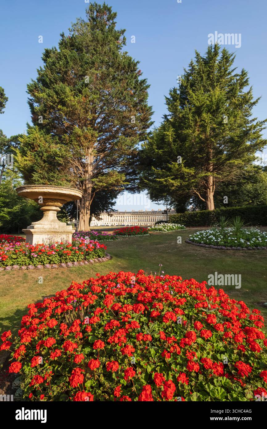 Inghilterra, Somerset, Bath, Royal Victoria Park, Flower Beds e Royal Cresent Foto Stock
