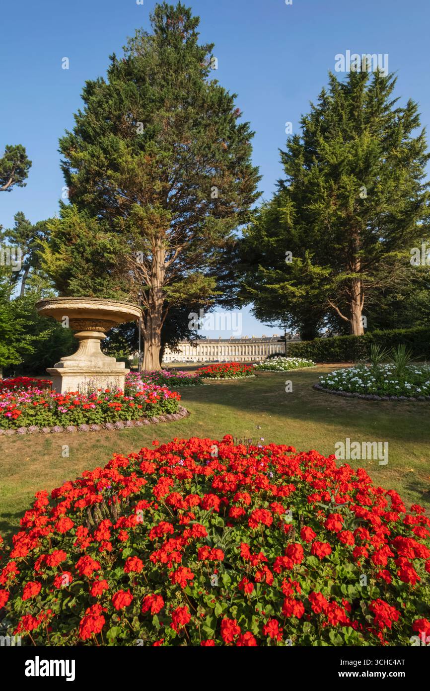 Inghilterra, Somerset, Bath, Royal Victoria Park, Flower Beds e Royal Cresent Foto Stock