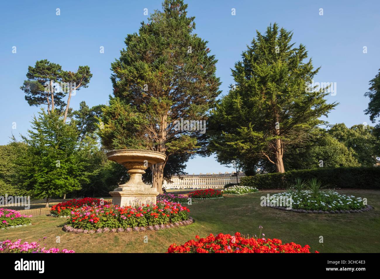Inghilterra, Somerset, Bath, Royal Victoria Park, Flower Beds e Royal Cresent Foto Stock