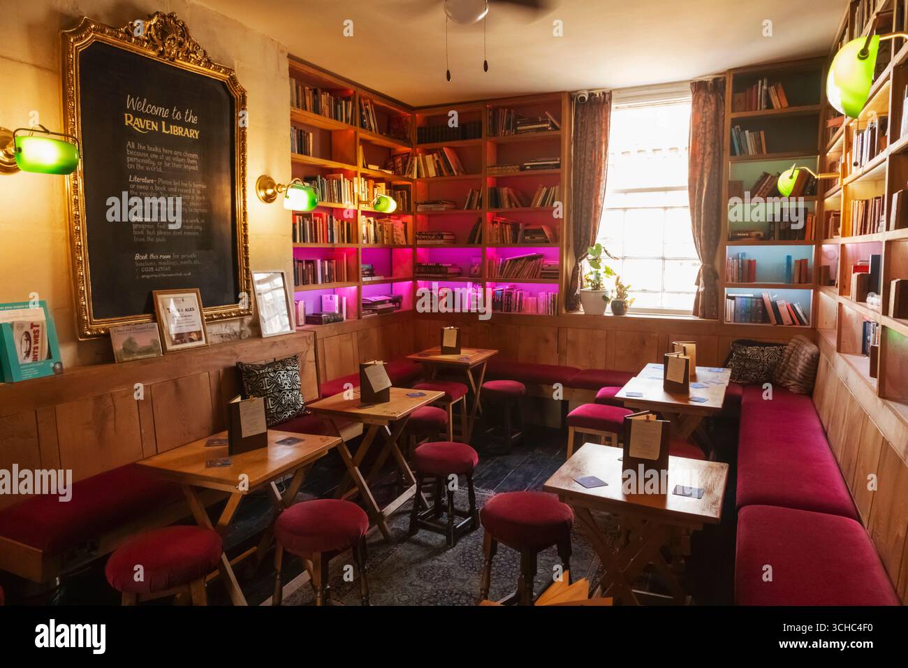 Inghilterra, Somerset, Bath, Quiet Street e Queen Street, lo storico Raven Pub, il Raven Library Bar Foto Stock