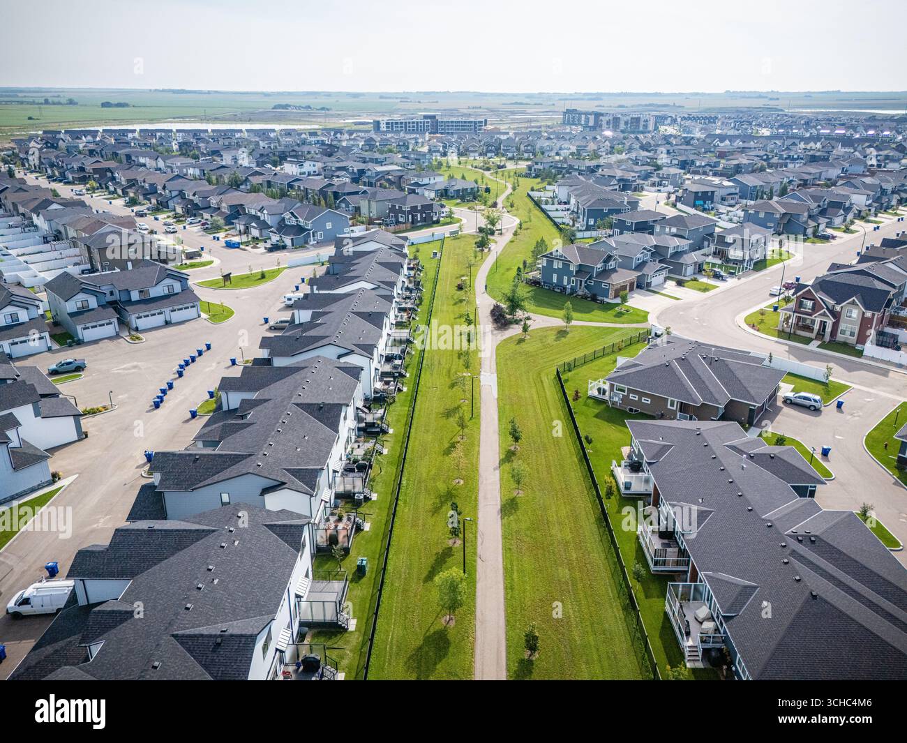 Vista aerea di Brighton, una moderna comunità residenziale a Saskatoon, Saskatchewan, con nuove case, stagni e spazi verdi Foto Stock