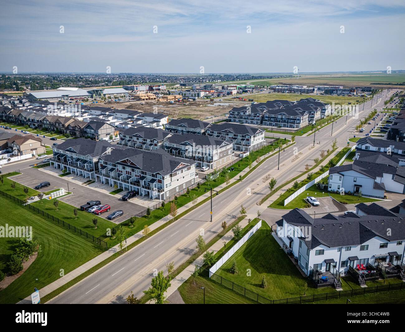 Vista aerea di Brighton, una moderna comunità residenziale a Saskatoon, Saskatchewan, con nuove case, stagni e spazi verdi Foto Stock