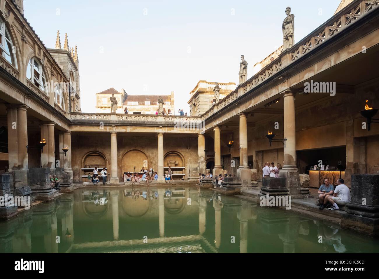 Inghilterra, Somerset, Bath, le terme romane, il grande bagno con turisti Foto Stock