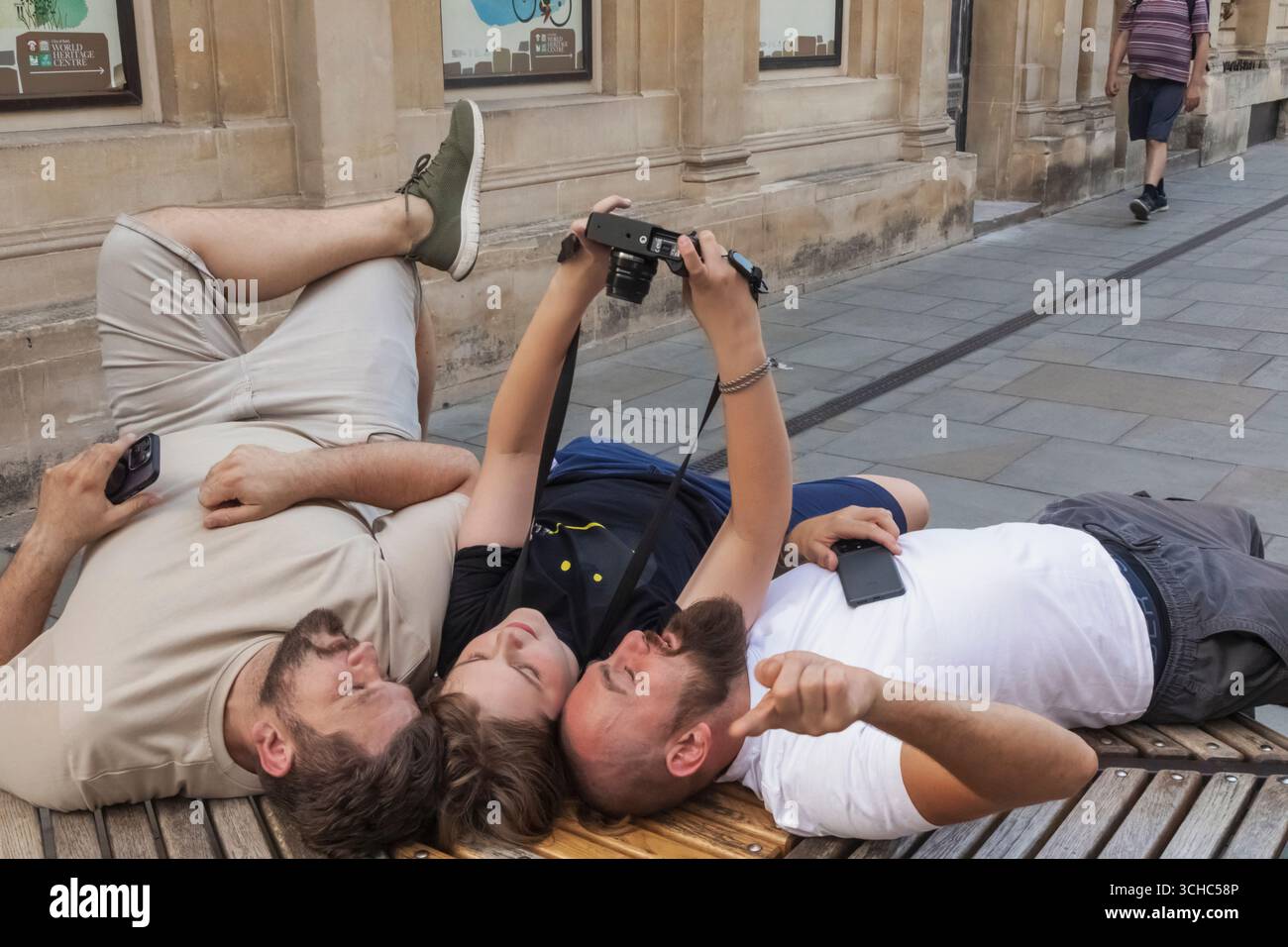 Inghilterra, Somerset, Bath, foto divertenti di turisti che scattano foto di Selfie Foto Stock