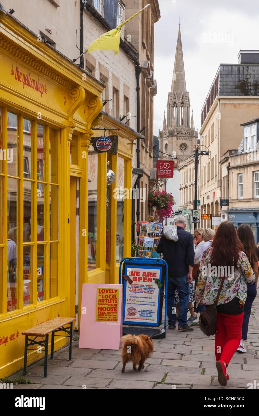 Inghilterra, Somerset, Bath, Walcott Street, negozi colorati Foto Stock