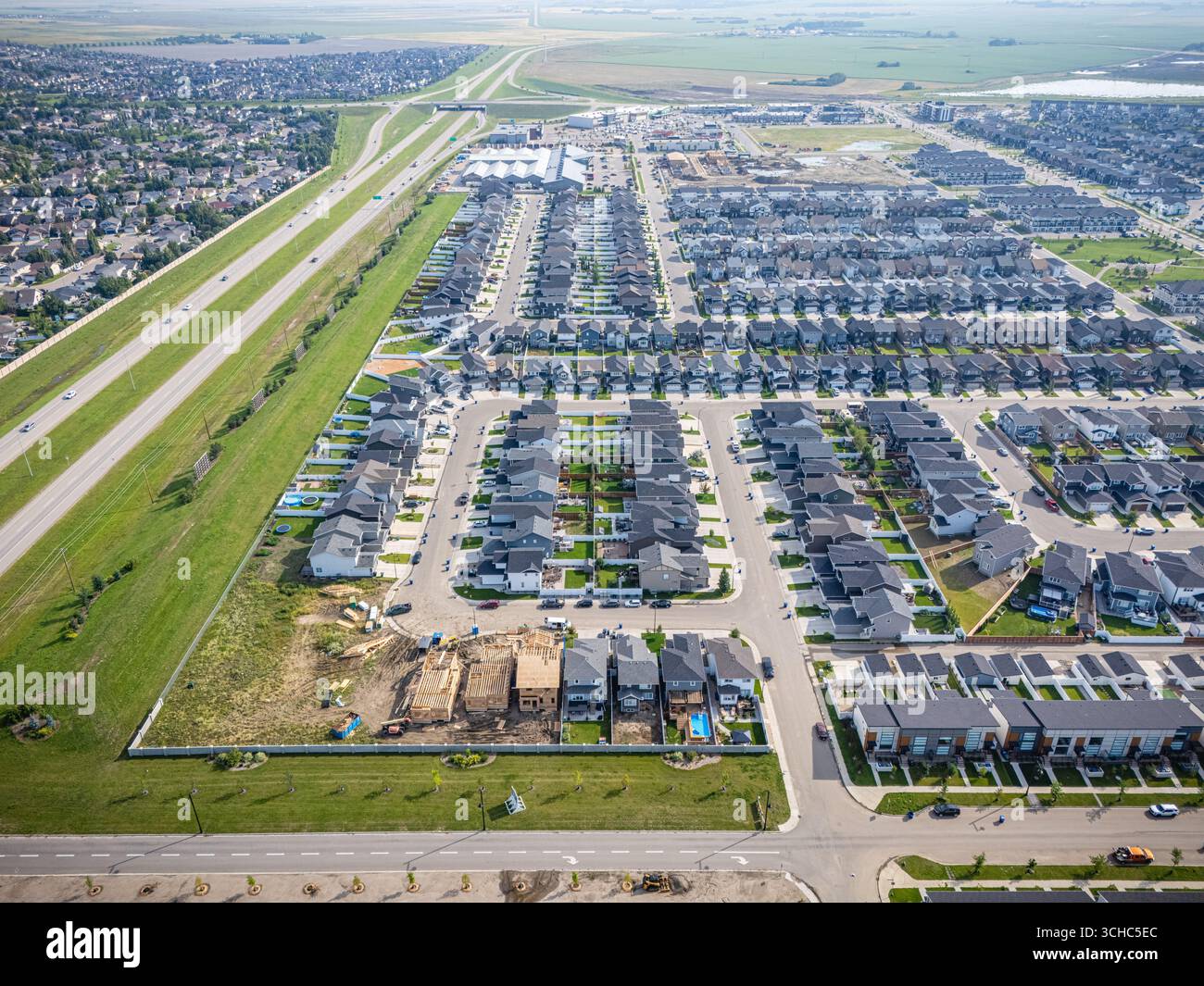 Vista aerea di Brighton, una moderna comunità residenziale a Saskatoon, Saskatchewan, con nuove case, stagni e spazi verdi Foto Stock