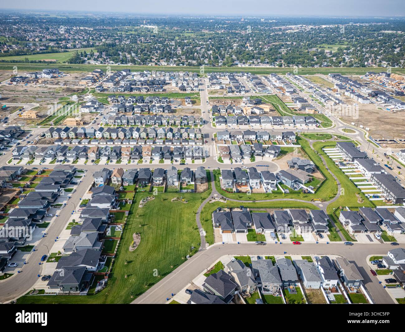 Vista aerea di Brighton, una moderna comunità residenziale a Saskatoon, Saskatchewan, con nuove case, stagni e spazi verdi Foto Stock