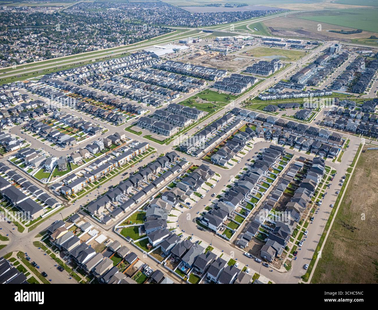 Vista aerea di Brighton, una moderna comunità residenziale a Saskatoon, Saskatchewan, con nuove case, stagni e spazi verdi Foto Stock