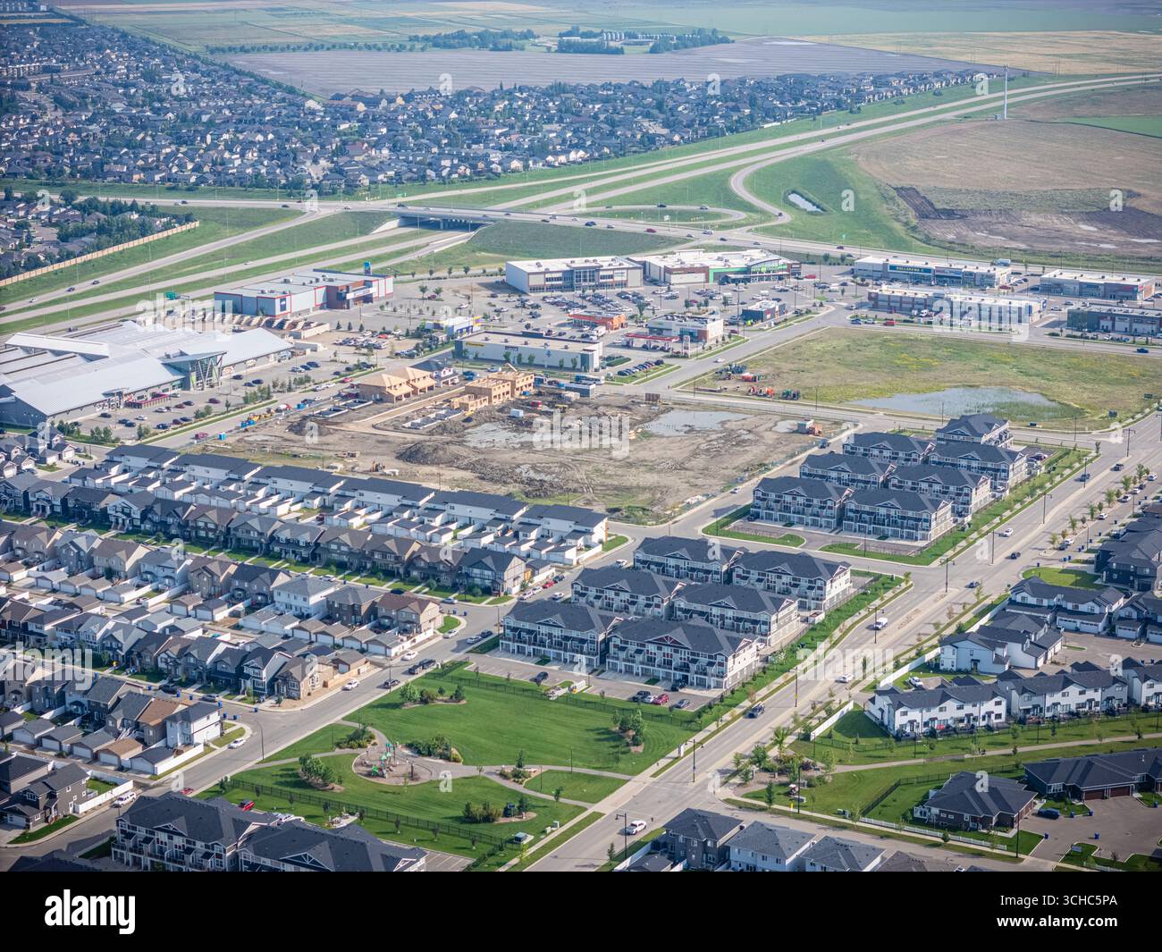 Vista aerea di Brighton, una moderna comunità residenziale a Saskatoon, Saskatchewan, con nuove case, stagni e spazi verdi Foto Stock