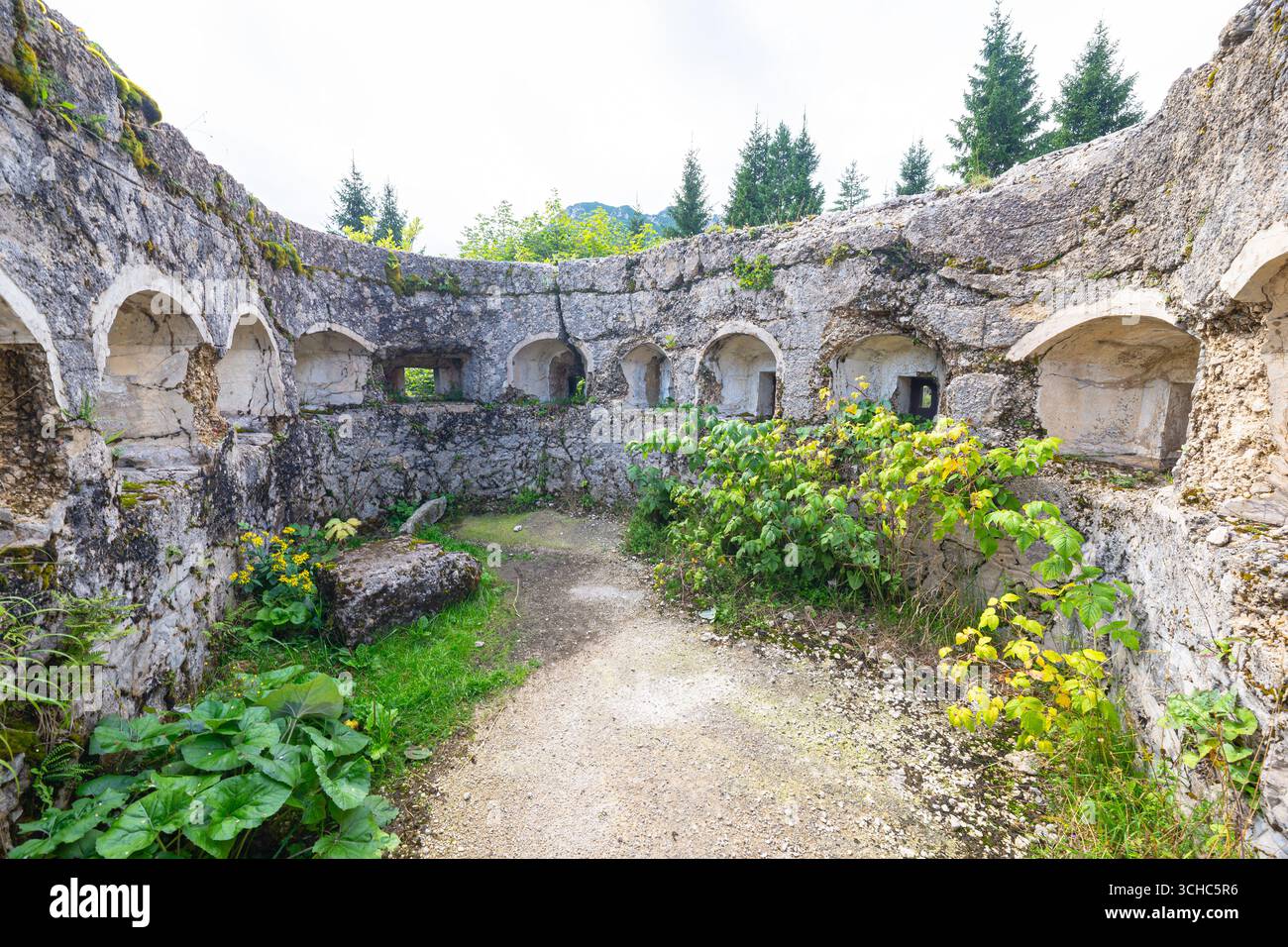 Batteria di artiglieria rovinata del Predil Sella sulla riva orientale del Lago Predil, Alpi Giulie, Italia Foto Stock