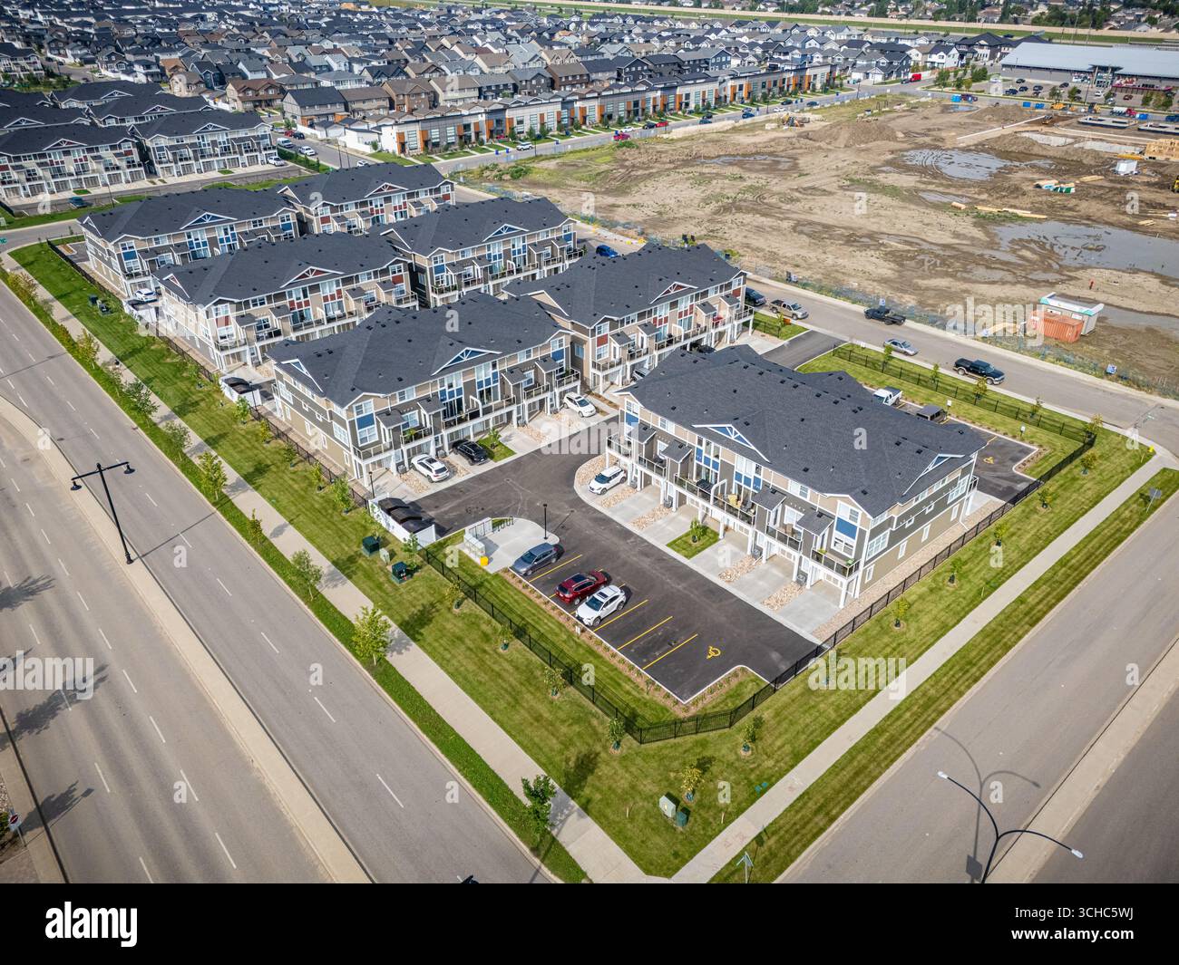 Vista aerea di Brighton, una moderna comunità residenziale a Saskatoon, Saskatchewan, con nuove case, stagni e spazi verdi Foto Stock