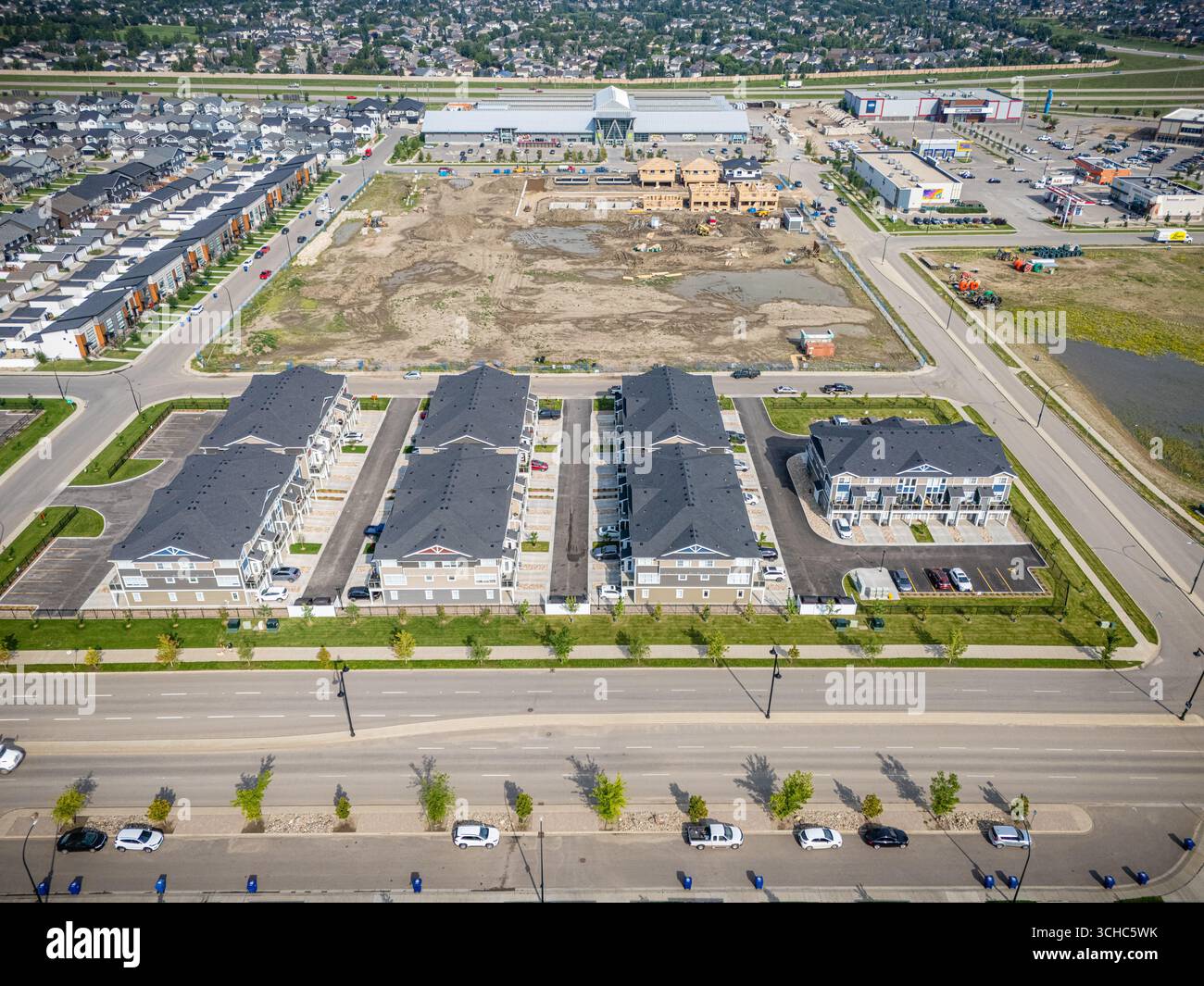 Vista aerea di Brighton, una moderna comunità residenziale a Saskatoon, Saskatchewan, con nuove case, stagni e spazi verdi Foto Stock