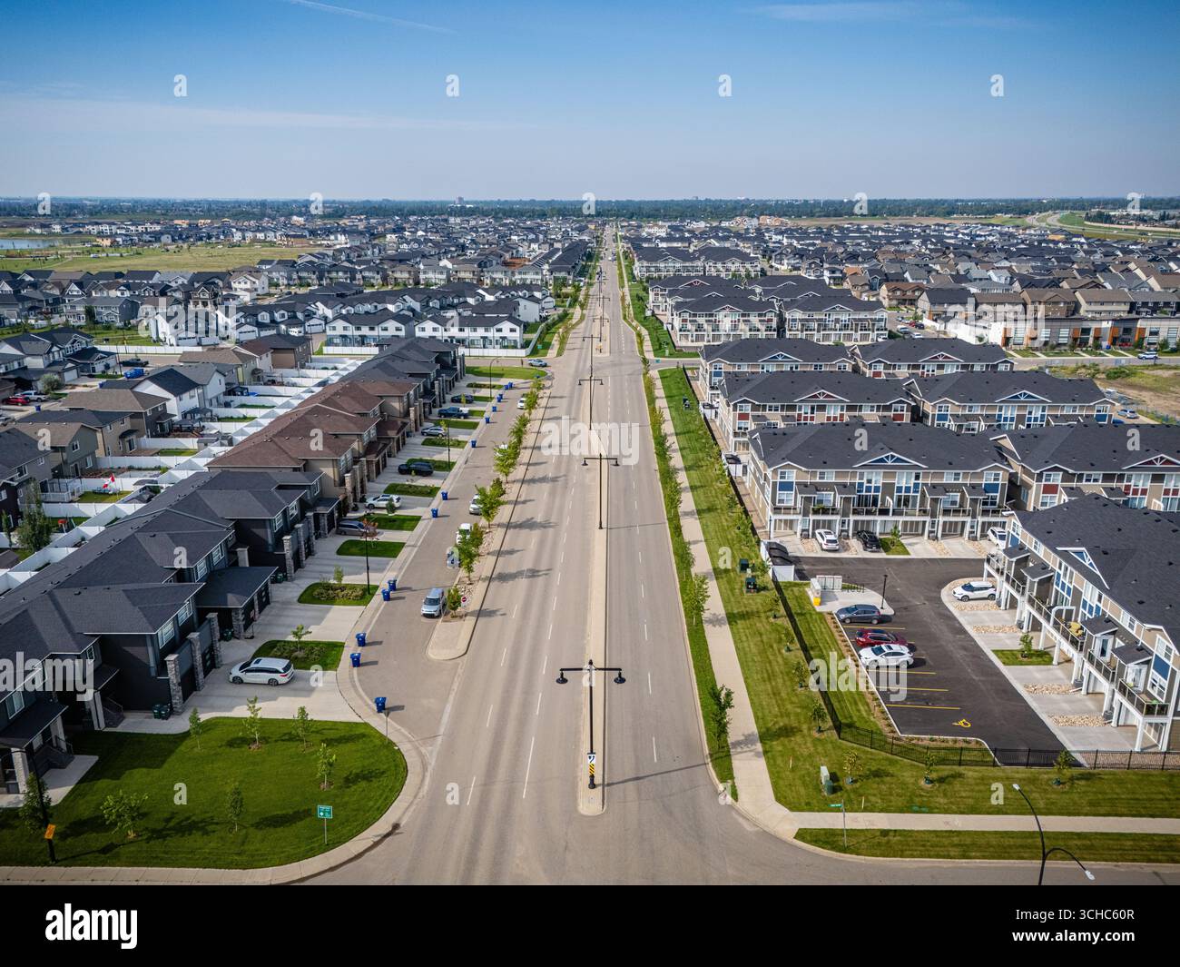 Vista aerea di Brighton, una moderna comunità residenziale a Saskatoon, Saskatchewan, con nuove case, stagni e spazi verdi Foto Stock