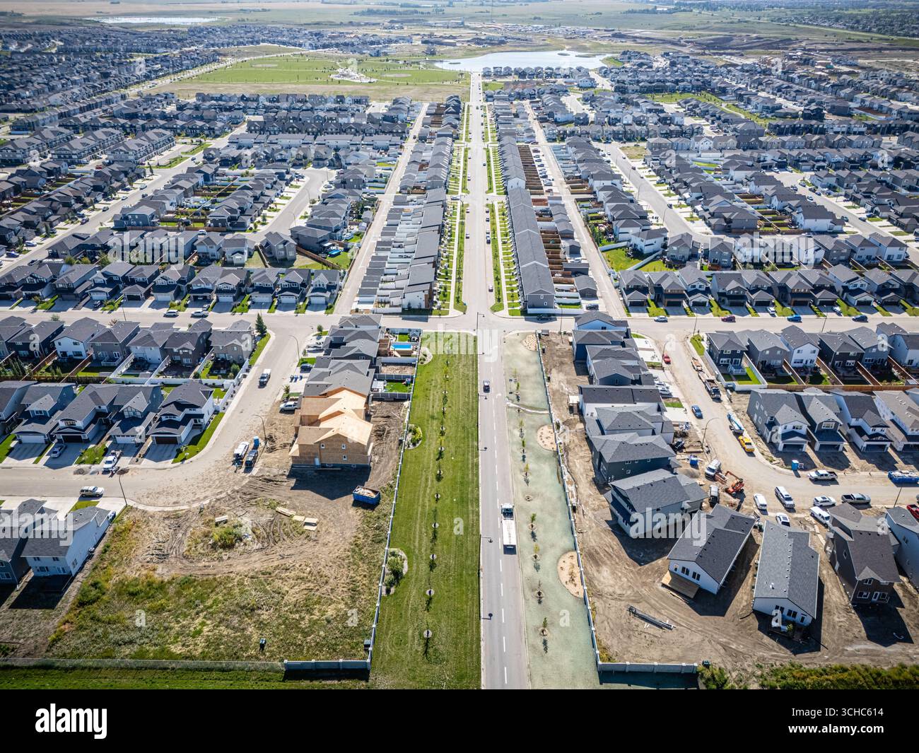 Vista aerea di Brighton, una moderna comunità residenziale a Saskatoon, Saskatchewan, con nuove case, stagni e spazi verdi Foto Stock