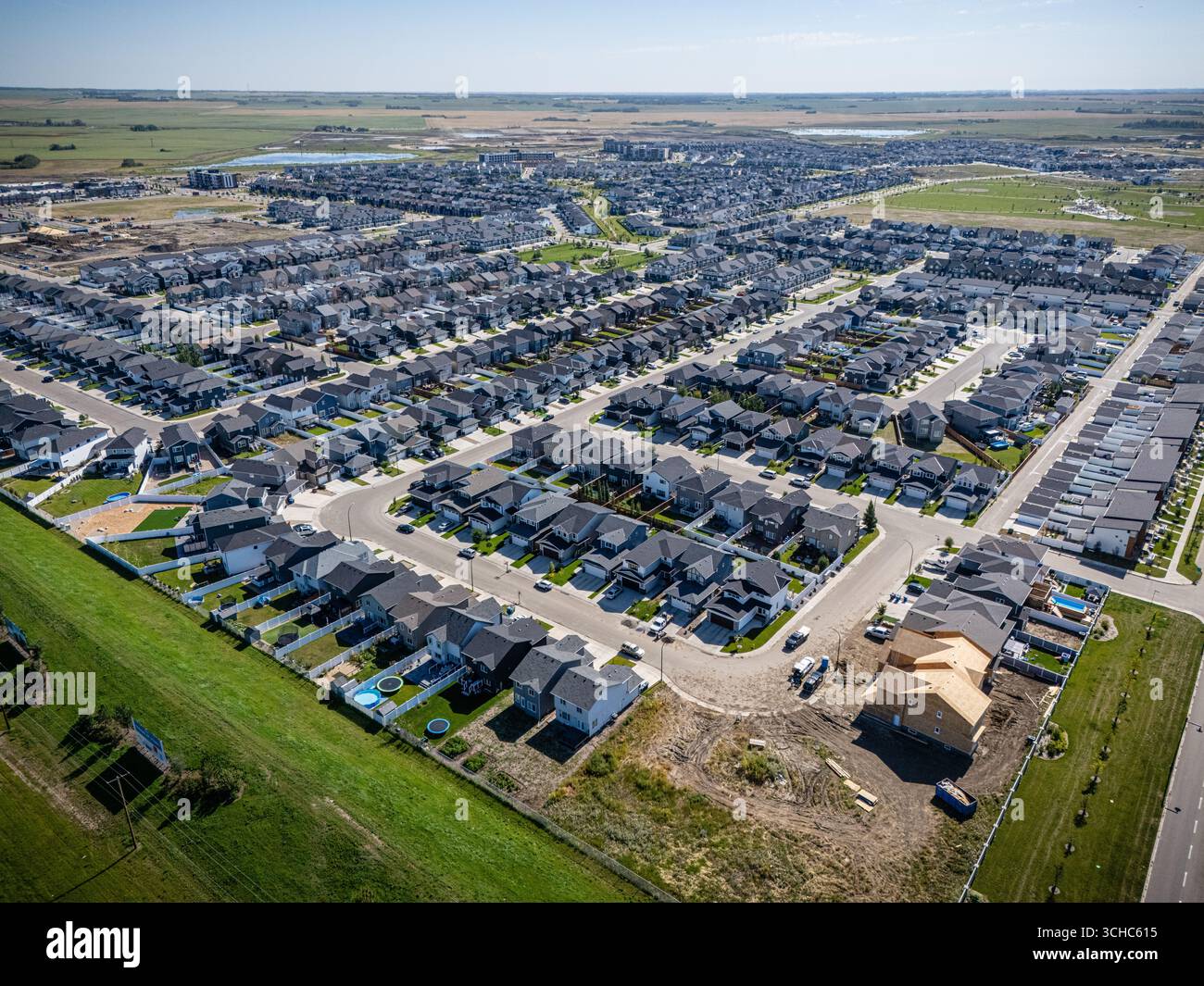 Vista aerea di Brighton, una moderna comunità residenziale a Saskatoon, Saskatchewan, con nuove case, stagni e spazi verdi Foto Stock