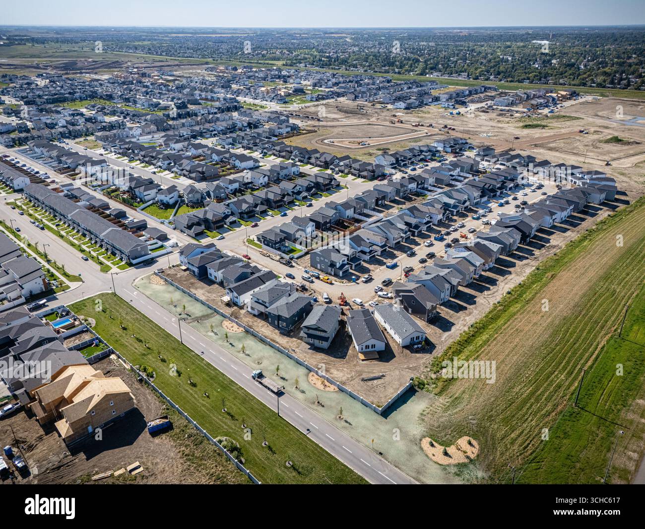 Vista aerea di Brighton, una moderna comunità residenziale a Saskatoon, Saskatchewan, con nuove case, stagni e spazi verdi Foto Stock