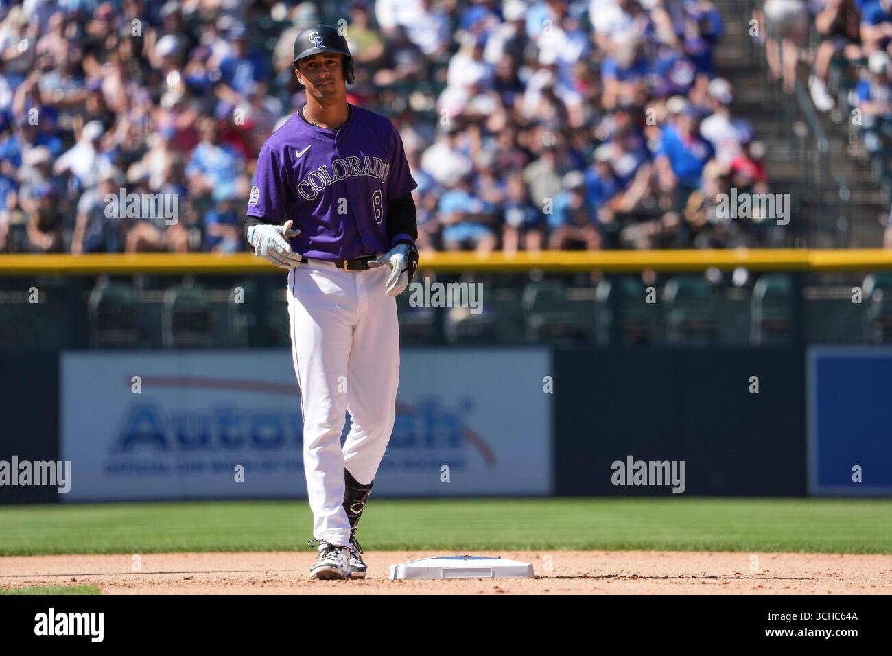 Agosto 31 2025: Ryan Ritter (8) batte un doppio durante la partita tra Chicago Cubs e Colorado Rockies tenutasi al Coors Field di Denver Co. David Seelig/Cal Sport medi Foto Stock