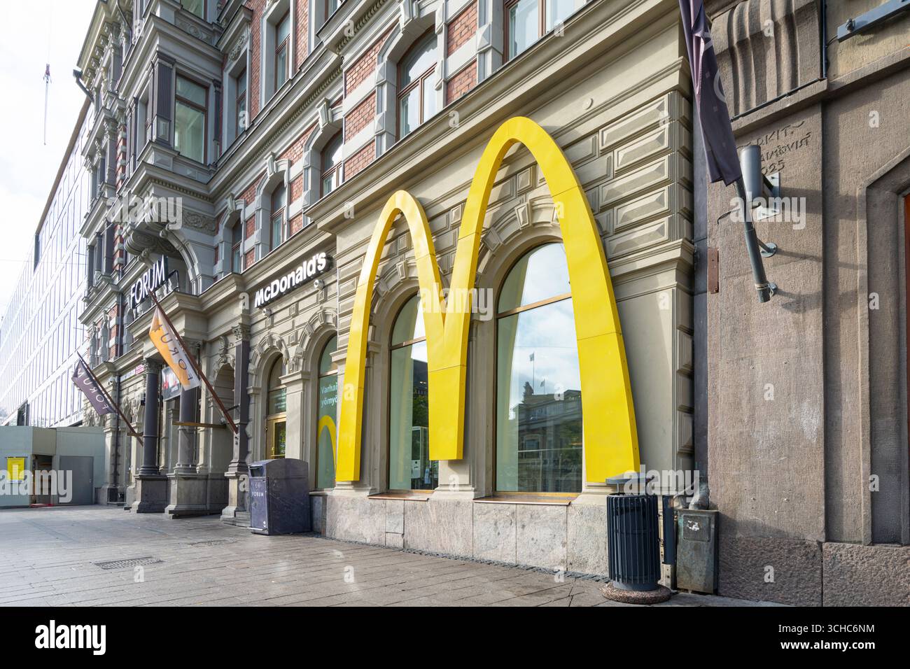 Helsinki, Finlandia. Agosto 27 2025. Vista esterna di un fast food McDonald's nel centro della città Foto Stock
