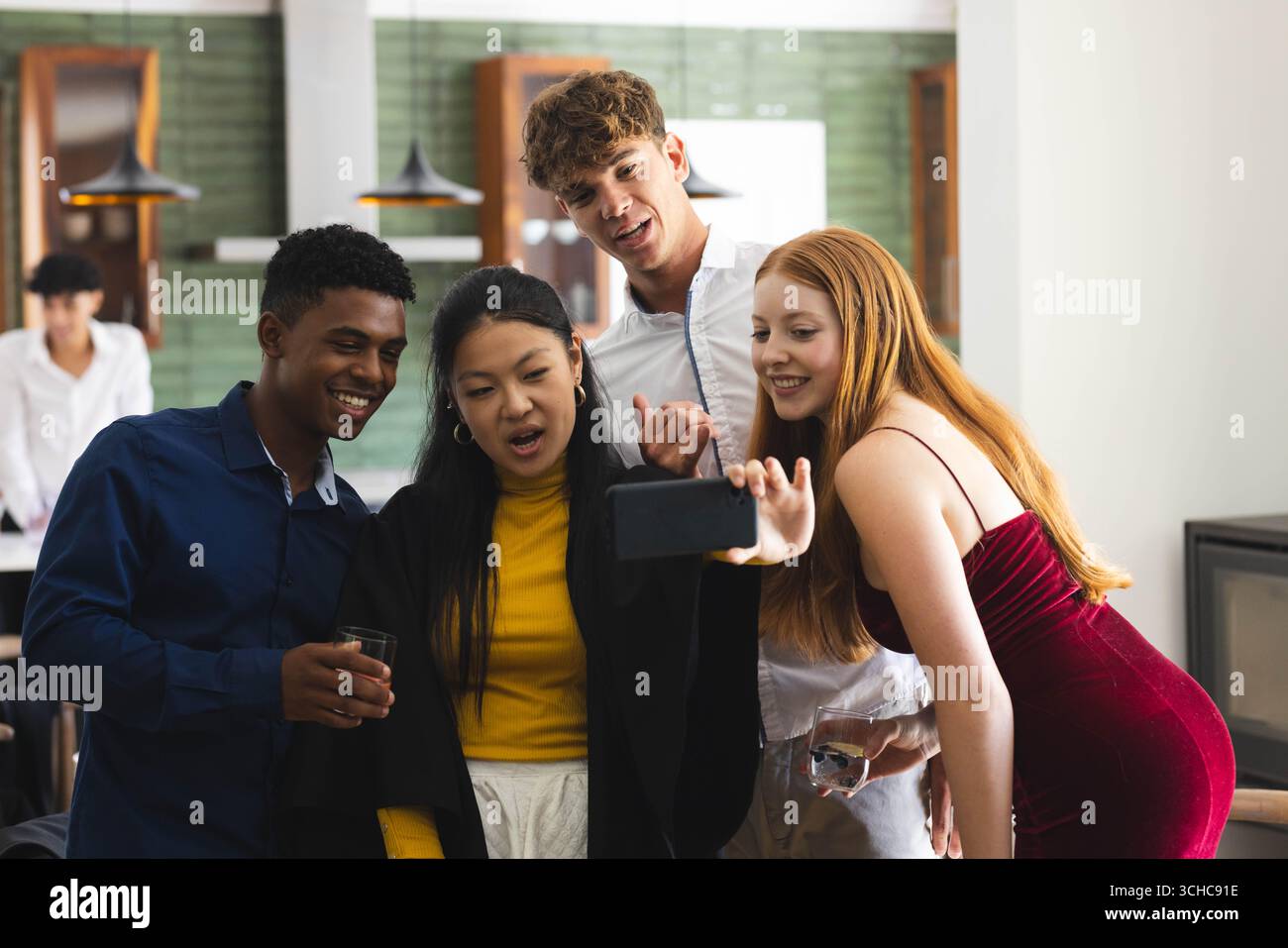 Teen diversi amici ridono e scattano selfie insieme a casa durante i festeggiamenti. Amicizia, felicità, legame, stile di vita, gioia, tempo libero Foto Stock