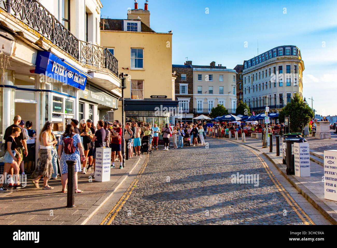 Una fila enorme per fish and chips fuori dalla Peter's Fish Factory a Margate, nel Kent, durante una festività di agosto Foto Stock