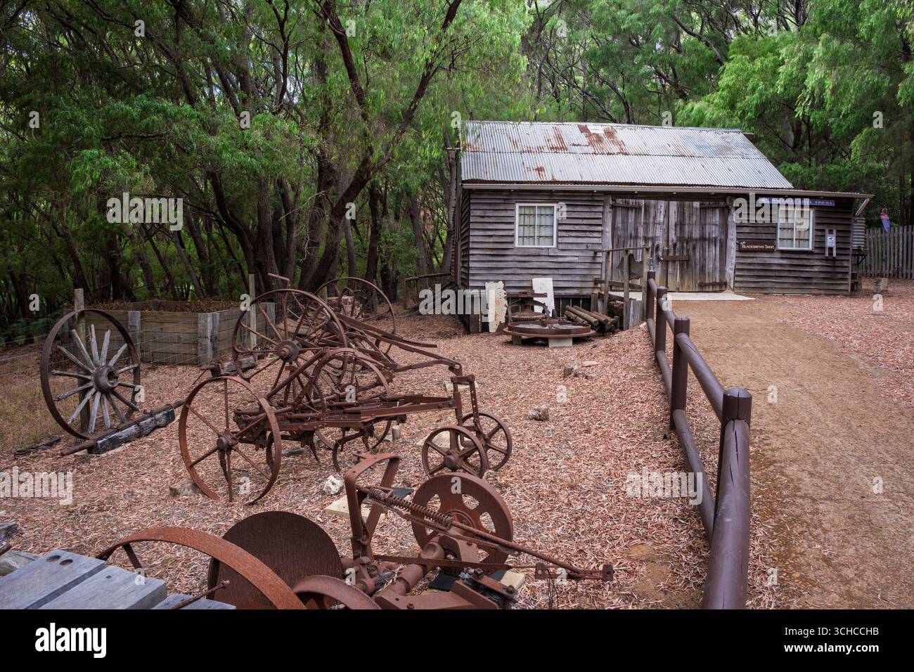 Macchine agricole antiche presso il museo Old Settlement, Margaret River, Australia Occidentale Foto Stock