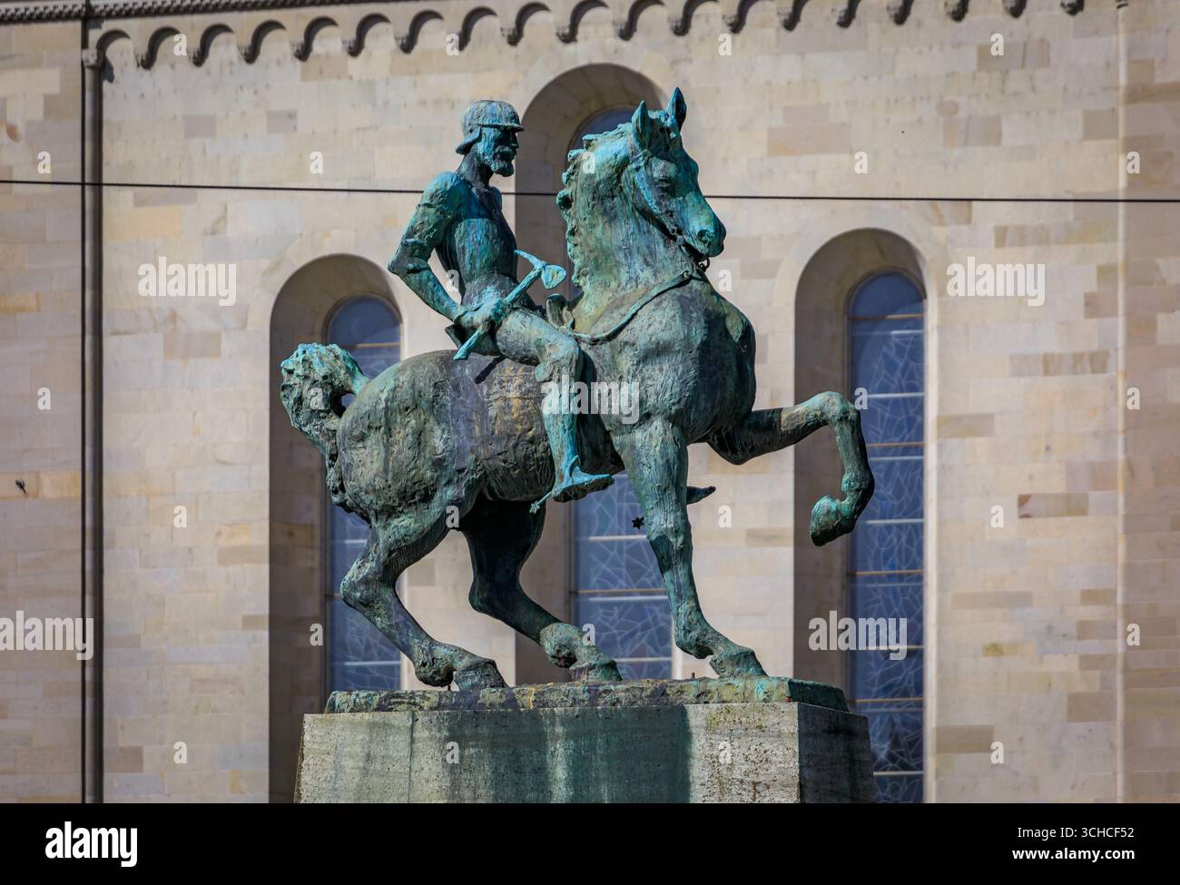 Storica statua equestre in bronzo di Hans Waldmann, un monumento del 1937 con la tradizionale architettura europea nell'Altstadt, Zurigo, Svizzera Foto Stock